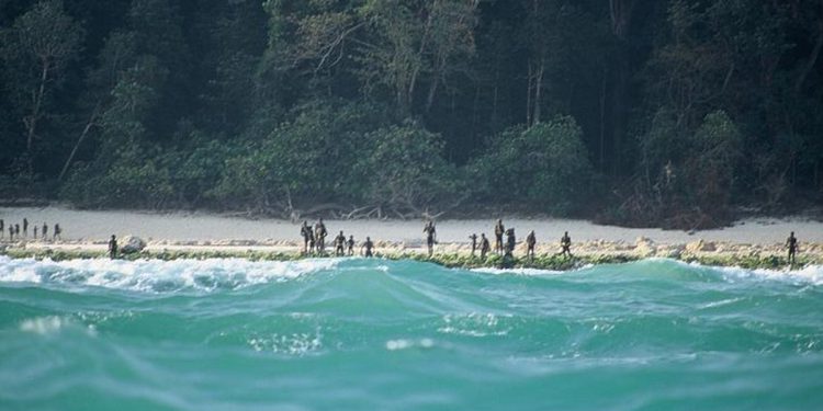 Američki turist ostavlja limenku koka za najizoliranije svjetsko pleme i postaje uhićen