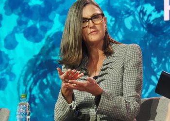 Ark Cathie Wood kupuje dionice Coinbase (COIN) tijekom tržišne rute