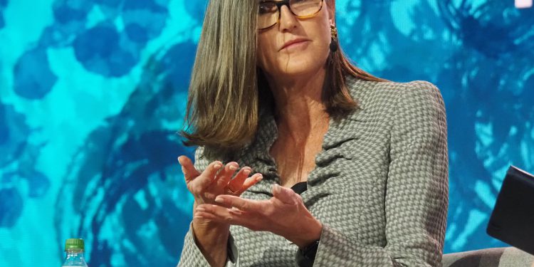 Ark Cathie Wood kupuje dionice Coinbase (COIN) tijekom tržišne rute