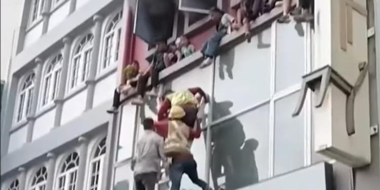 Australska djevojka umire, a 21 ozlijeđena dok je vatra izbila u klasu kuhanja u Singapuru