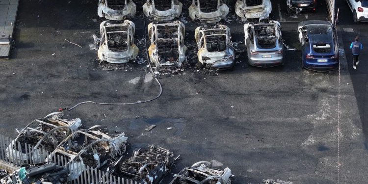 Auto Klub – Napadi na Tesle su se preselili u Europu? 17 primjeraka izgorjelo je u Rimu