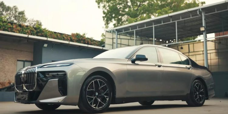 Auto Klub – Nevjerojatan pothvat: Želio je novi BMW serije 7 pa su mu ga napravili od 15 godina stare ‘Sedmice’