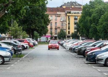 Auto Klub – Parkirate radije automobil unatrag, ili ‘na nos’? Ovo je pametniji izbor koji štedi mehaniku i gorivo