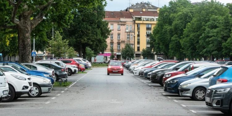 Auto Klub – Parkirate radije automobil unatrag, ili ‘na nos’? Ovo je pametniji izbor koji štedi mehaniku i gorivo