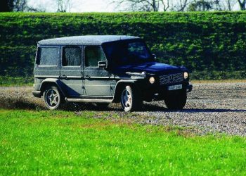 Auto Klub – Prokušani terenac smlavio trendovski kamionet: Vozač Mercedesa G-klase prepolovio Cybertruck i usput razbio još šest auta