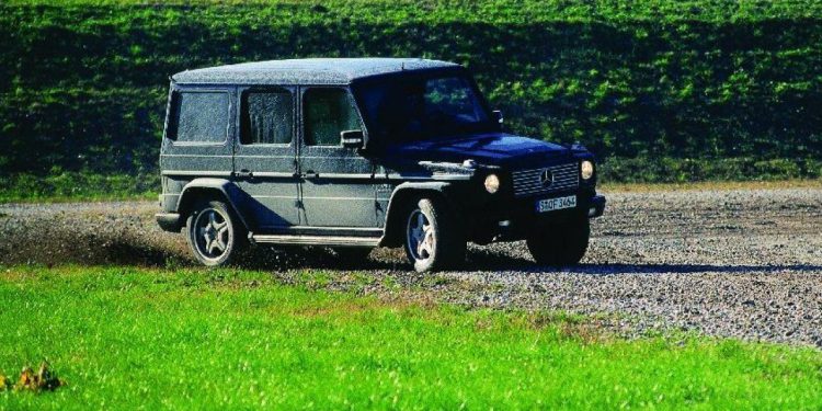 Auto Klub – Prokušani terenac smlavio trendovski kamionet: Vozač Mercedesa G-klase prepolovio Cybertruck i usput razbio još šest auta