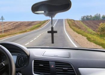 Auto Klub – Smiju li vjernici stavljati krunice na retrovizor u autu? Crkva ima jasan stav
