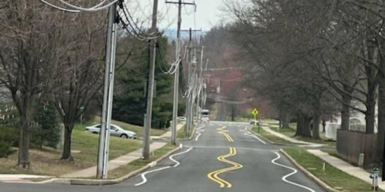 Auto Klub – Zbunjeni vozači ostali u čudu u ulici prepunoj vijugavih crta: ‘Što je sada ovo, jesu li cestari pijani?’