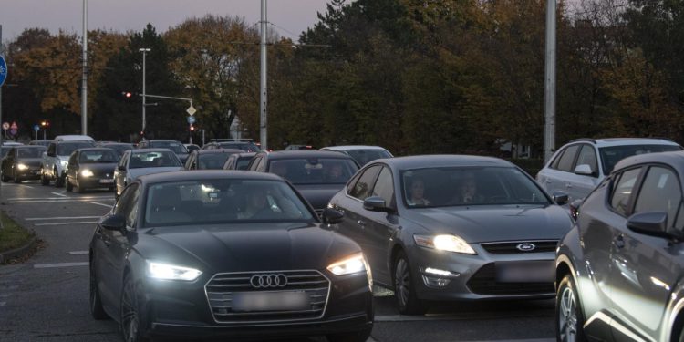 Auto Klub – Znate li što je ‘Zippering’, jednostavno rješenje za prometne gužve kojeg preziru bahati vozači?