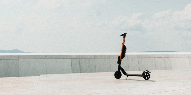 Automobil pokosio vozača romobila u Solinu