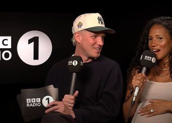 BBC Radio 1 voditeljica Vick Hope ispriča glasine o trudnoći, dok se vidi kako nježno kreće ‘Baby Bump’ – dvije godine nakon što se udala za DJ Calvin Harris u raskošnom ceremoniji Ibize