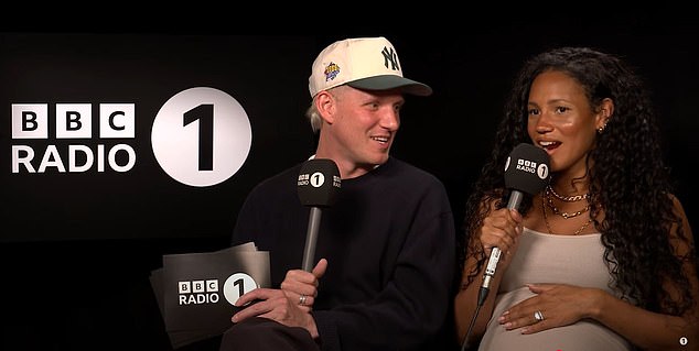 BBC Radio 1 voditeljica Vick Hope ispriča glasine o trudnoći, dok se vidi kako nježno kreće ‘Baby Bump’ – dvije godine nakon što se udala za DJ Calvin Harris u raskošnom ceremoniji Ibize