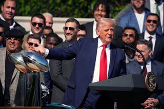 Američki predsjednik Donald Trump donosi primjedbe na događaju koji je pozdravio prvak u Super Bowlu 2025 Philadelphia Eagles na južnom travnjaku Bijele kuće 28. travnja 2025. u Washingtonu