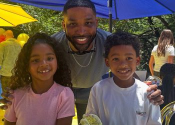 Baby Tata Khloe Kardashian Tristan Thompson zalupio je zbog ostavljanja jednog od svoje djece na obiteljskim fotografijama