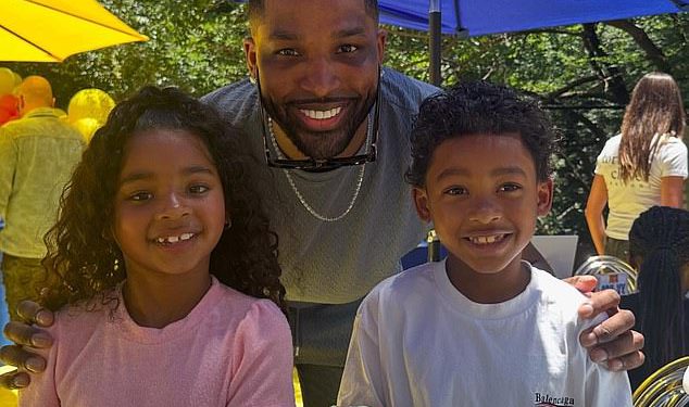 Baby Tata Khloe Kardashian Tristan Thompson zalupio je zbog ostavljanja jednog od svoje djece na obiteljskim fotografijama