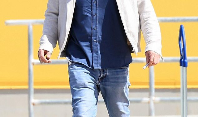 Ben Affleck puši cigaretu dok izlazi sa sinom usred drame s bivšom Jennifer Lopez