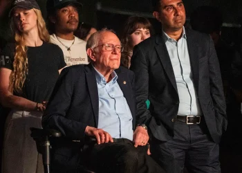 Bernie Sanders ripa Trumpa, ‘milijarde klase’ na Coachella Intro iz Claira