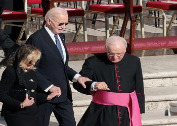 Biden smješten prema dijelu svjetskih čelnika na Popinom sprovodu, uzima selfieje