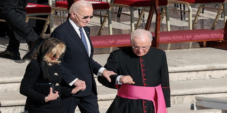 Biden smješten prema dijelu svjetskih čelnika na Popinom sprovodu, uzima selfieje