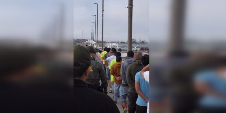 Bijela kuća se ruga deportiranim migrantima (video) – RT World News