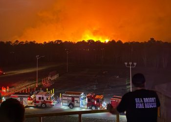 Bijesne 3200 hektara New Jersey četkice vatrogasne snage evakuacije tisuća