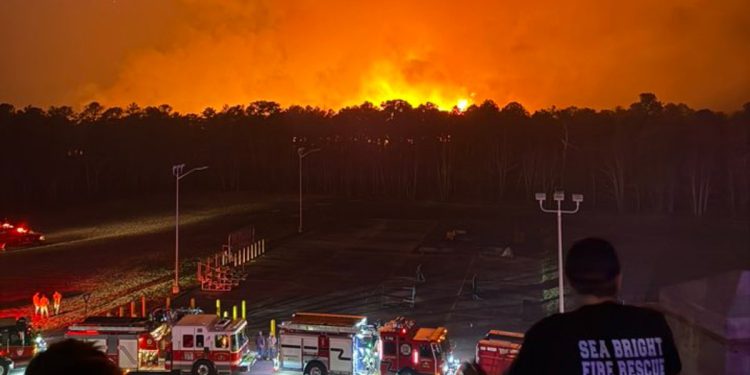 Bijesne 3200 hektara New Jersey četkice vatrogasne snage evakuacije tisuća