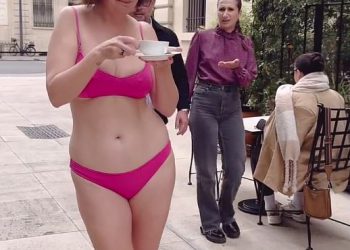 Biste li to nosili na ulicama Pariza? Celeste brijač ostavlja lokalno stanovništvo zgroženo dok pijucka kavu u donjim dijelovima