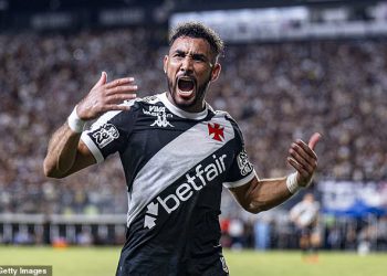 Bivša ljubavnica Dimitri Payet tvrdi da ju je ‘prisilio na snimanje zlobnih seksualnih činova’ i podiže lid na njihovom ‘lažnom vjenčanju’ iza supruge od 20 godina unatrag – jer se bivša zvijezda lige suočava s policijskom istragom