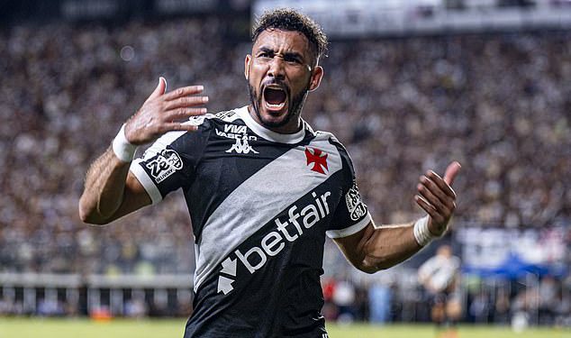 Bivša ljubavnica Dimitri Payet tvrdi da ju je ‘prisilio na snimanje zlobnih seksualnih činova’ i podiže lid na njihovom ‘lažnom vjenčanju’ iza supruge od 20 godina unatrag – jer se bivša zvijezda lige suočava s policijskom istragom