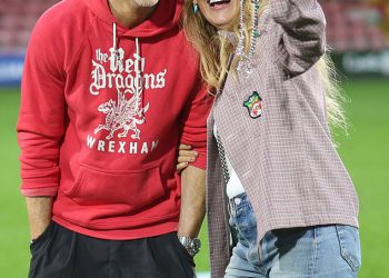 Blake Lively odaje počast mužu Ryanu Reynoldsu i Robu McElhennyju nakon što je Wrexham postigao povijesnu promociju u prvenstvo