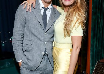 Blake Lively stavlja hrabro lice zajedno sa suprugom Ryanom Reynoldsom i majkom Elaine na još jednoj jednostavnoj naklonosti Afterparty nakon njezinog nespretnog izgleda na crvenom tepihu sa zvijezdom Anna Kendrick usred glasina o svađi