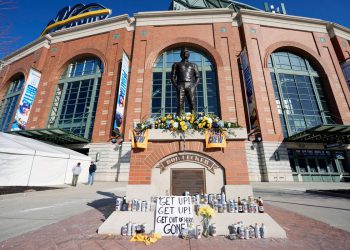 Bob Costas ugostit će ceremoniju predgrupe pivara 24. kolovoza u čast života Bob Ueckera