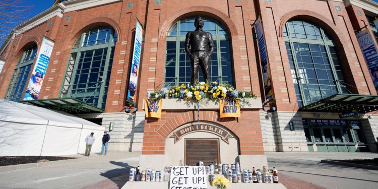 Bob Costas ugostit će ceremoniju predgrupe pivara 24. kolovoza u čast života Bob Ueckera