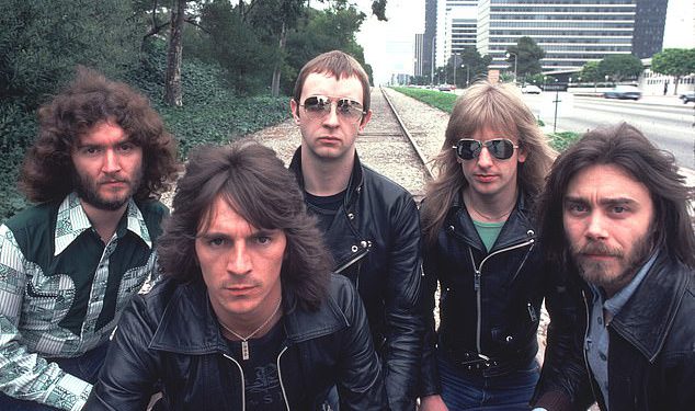 Bubnjar iz britanskog heavy metal benda umire u dobi od 73 godine – dok se počasti ulijevaju za zvijezdu