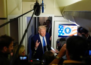 Buduće zaliha opet padaju jer Trump ostaje prkosan tarifama planiraju navijanje međunarodnih tržišta