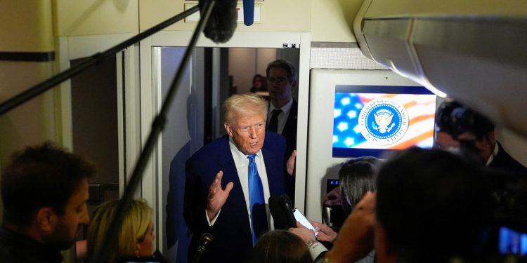 Buduće zaliha opet padaju jer Trump ostaje prkosan tarifama planiraju navijanje međunarodnih tržišta