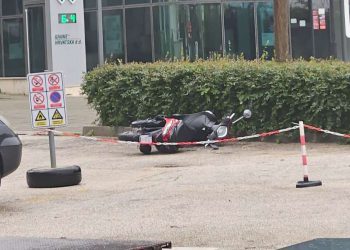 Bura je po Dubrovniku danas rušila stabla, ograde i motocikle!