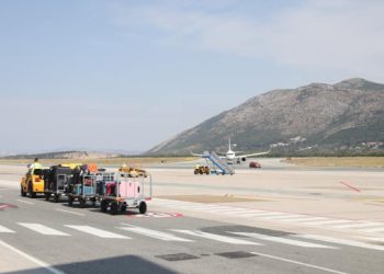 Bura nastavlja raditi probleme, avioni se i dalje preusmjeravaju u druge gradove