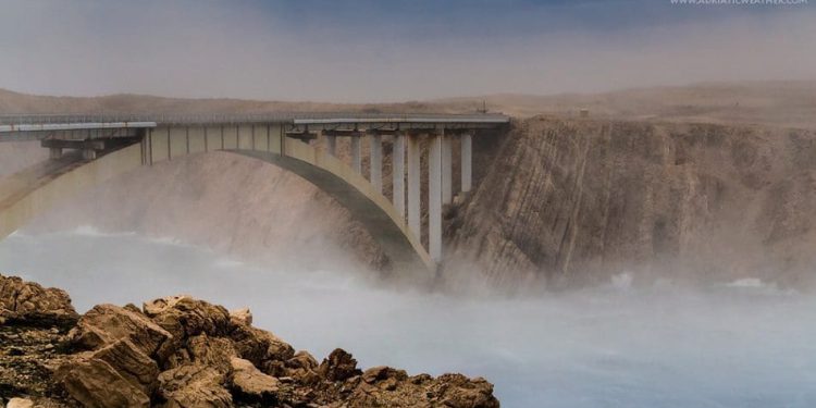 Bura u Splitu ima udare do 86 km/h, Maslenica je zatvorena za sav promet