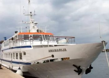 ČESTITKE POSADI Ovaj se brod jučer po jugu probio iz Zadra do Iža i Rave