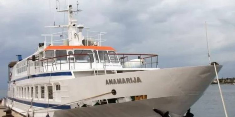 ČESTITKE POSADI Ovaj se brod jučer po jugu probio iz Zadra do Iža i Rave