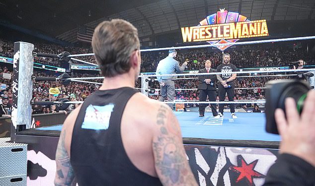 CM Punk inzistira na tome da je WWE napravio ‘kompletne 180’ u Triple H -u i razgovara napokon radeći s Romanom Reignsom