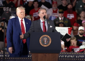 CNN, koji je eksplodirao Fox nakon što se Hannity pojavio na Trumpovom mitingu, slegne ramenima Scotta Jenningsa radeći isto