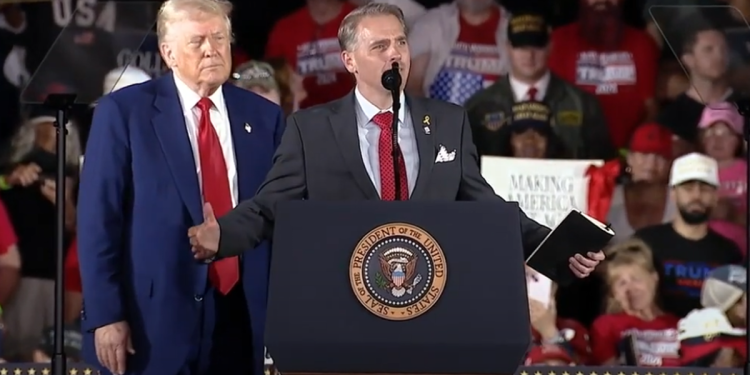 CNN, koji je eksplodirao Fox nakon što se Hannity pojavio na Trumpovom mitingu, slegne ramenima Scotta Jenningsa radeći isto