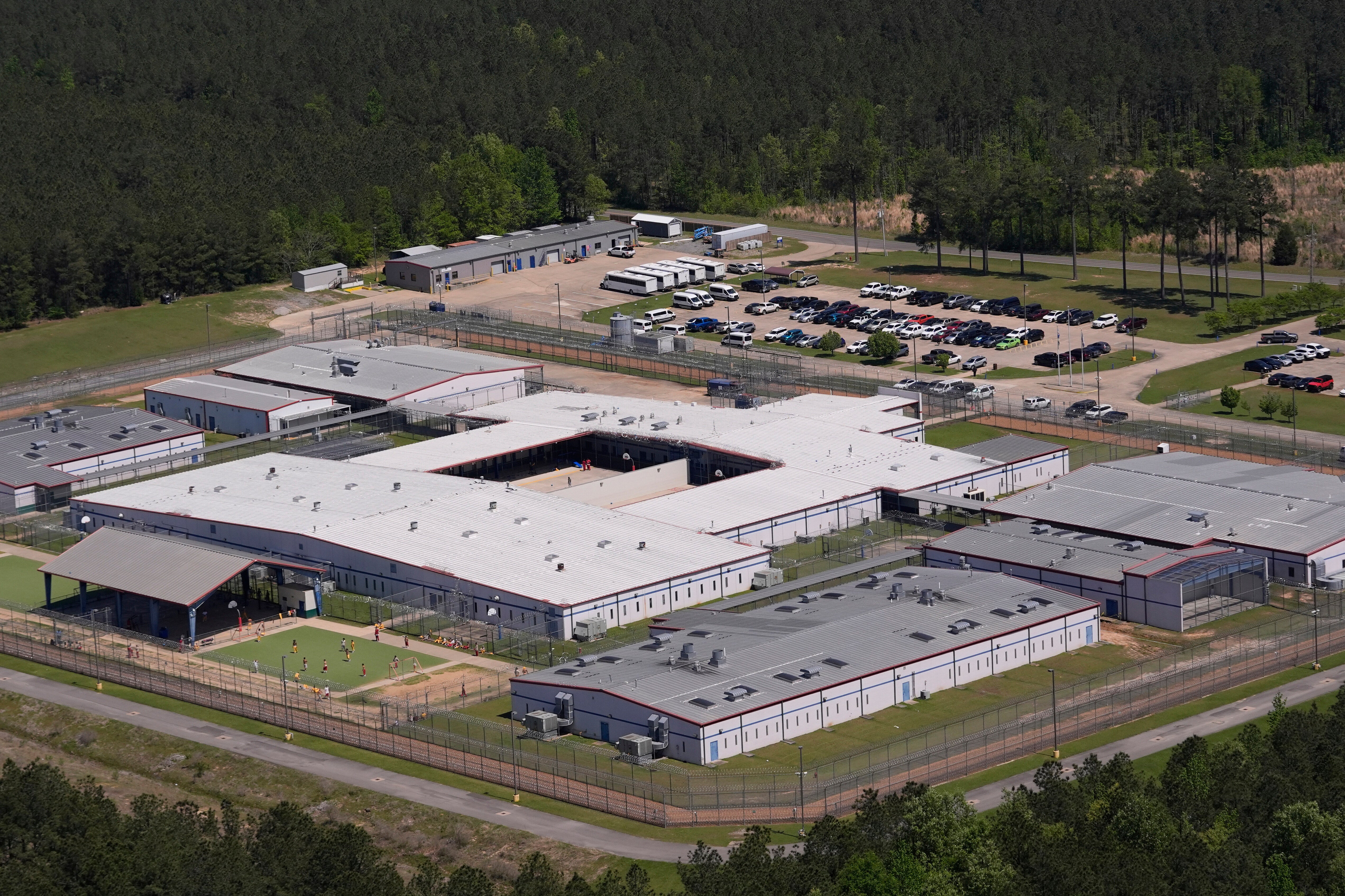 Mahmoud Khalil drži se u zatvoru za imigraciju i carinu u Jeni, Louisiana, dok Trumpova administracija brani svoje pokušaje da ga deportira na sudu