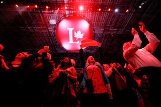 Pristalice kanadskog premijera Marka Carneyja reagiraju na biračke brojeve u sjedištu izbora Liberalne stranke u Ottawi, Ontario, Kanada, 28. travnja 2025.