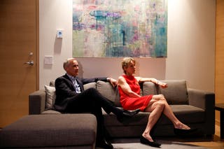Kanadski premijer Mark Carney i njegova supruga Diana Fox Carney gledaju pokrivenost rezultata izbora u hotelu u centru Ottawe, Ontario, Kanada, 28. travnja 2025.