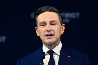 Vođa konzervativne stranke Pierre Poilievre razgovara sa svojim pristalicama nakon što je u utorak izgubio kanadske izbore