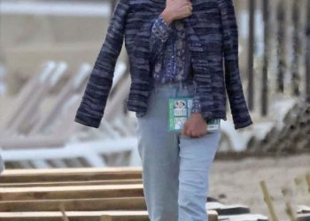 Cat Deeley se omotala protiv večernje hladnoće dok uživa u šetnji s roditeljima na plaži tijekom obiteljskog bijega u Španjolsku