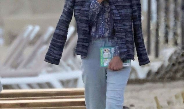 Cat Deeley se omotala protiv večernje hladnoće dok uživa u šetnji s roditeljima na plaži tijekom obiteljskog bijega u Španjolsku